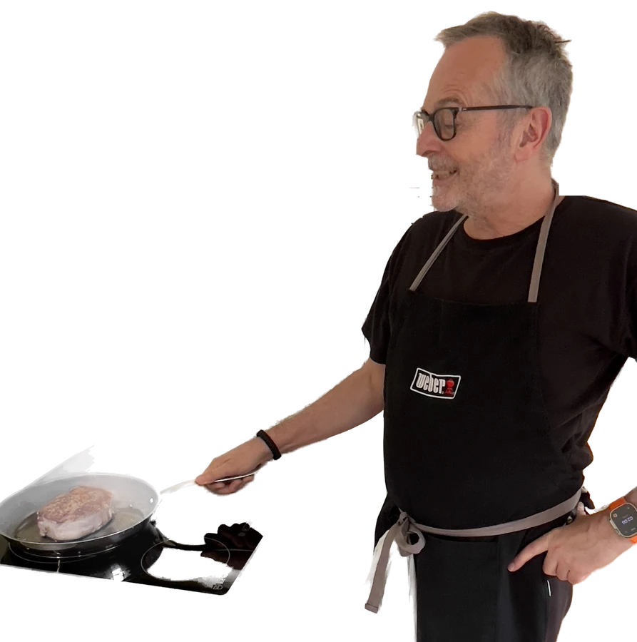 Martin, mit der Pfanne am Herd